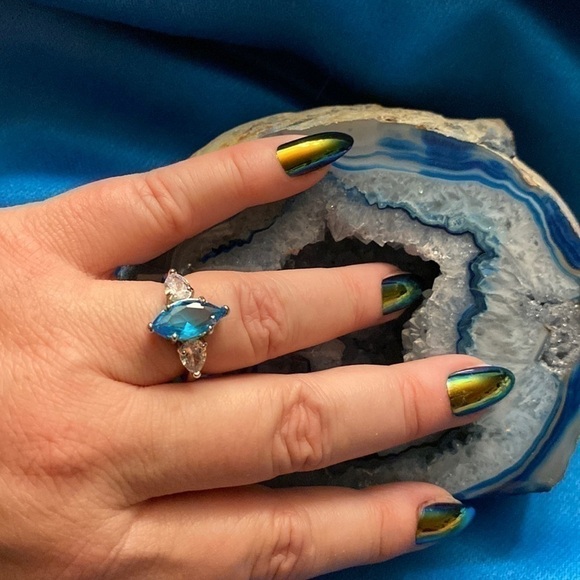 🎉🎉 Host Pick 7/22🎉 Blue Topaz with white topaz. Beautiful Ring - Picture 4 of 12